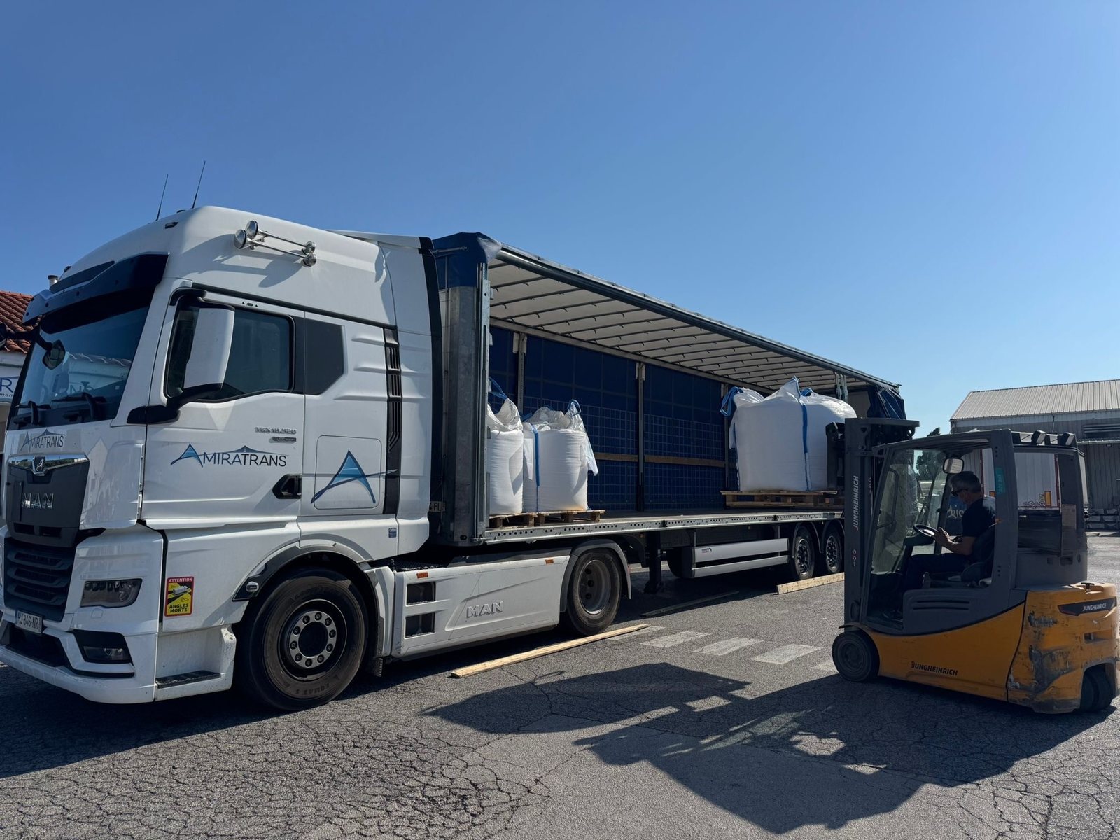 Chariot élévateur chargeant des big bags dans une semi-remorque Amiratrans