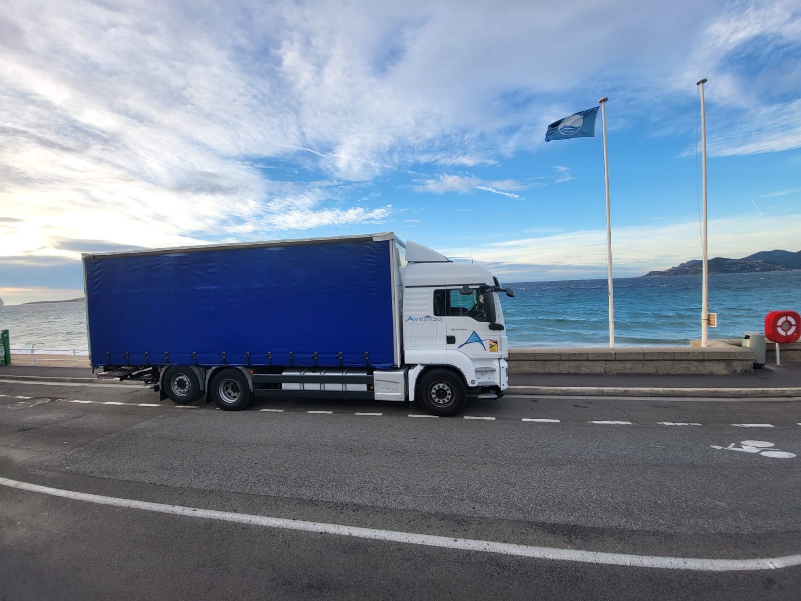 Ensemble Amiratrans avec semi-remorque bleue, stationné en bord de mer