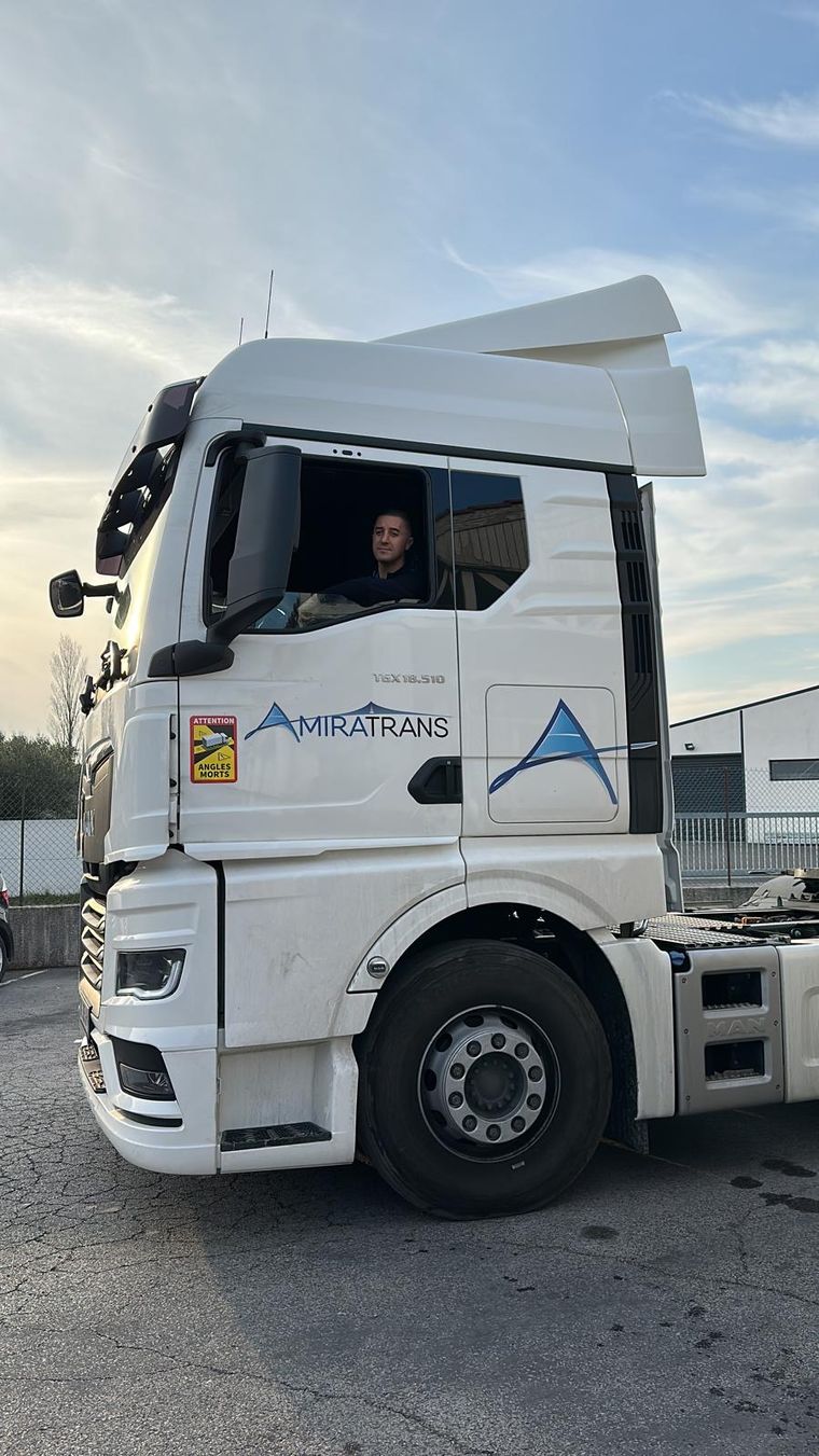 Chauffeur Amiratrans au volant d'un MAN TGX